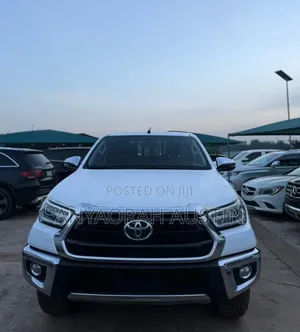 Toyota Hilux 2025 White