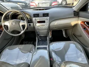 Toyota Camry XLE 4dr Sedan (2.5L 4cyl 6A) 2011 Gold