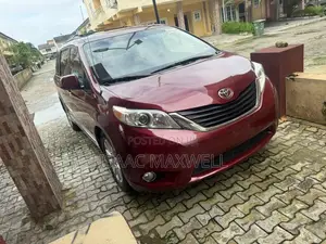 Toyota Sienna 2011 Red