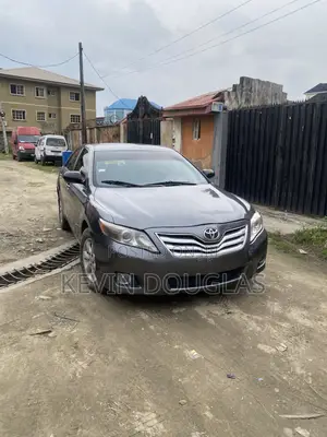 Toyota Camry Base 4dr Sedan (2.5L 4cyl 6M) 2010 Gray