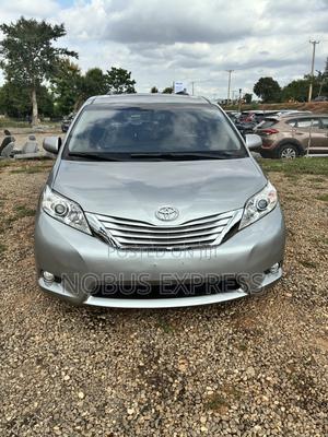 Toyota Sienna XLE 7-Passenger 4dr Minivan AWD (3.5L 6cyl 6A) 2015