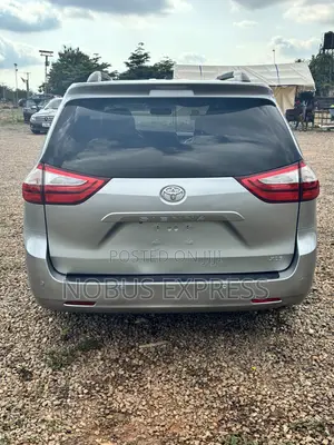 Toyota Sienna 2015 Silver