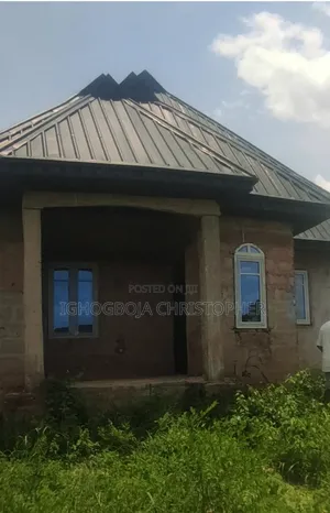 5bdrm Block of Flats in Benin City for sale