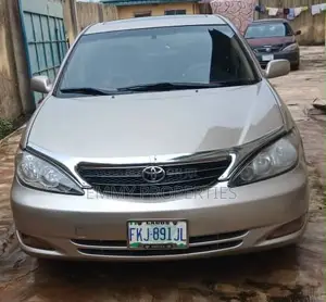 Toyota Camry LE V6 4dr Sedan (3.0L 6cyl 5A) 2005 Gold