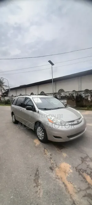 Toyota Sienna 2010 Silver