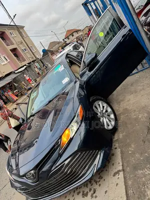 Toyota Camry LE FWD (2.5L 4cyl 8AM) 2018 Blue