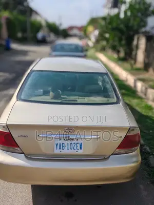 Toyota Camry LE 4dr Sedan (2.4L 4cyl 4A) 2004 Gold