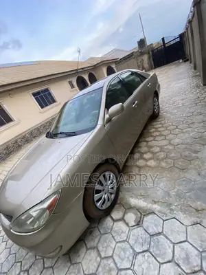 Toyota Camry XLE V6 4dr Sedan (3.0L 6cyl 5A) 2005 Gold
