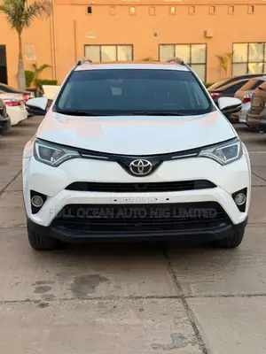 Toyota RAV4 XLE 4dr SUV (2.5L 4cyl 6A) 2015 White