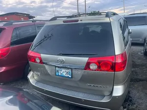 Toyota Sienna 2010 Gold