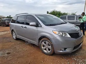 Toyota Sienna LE 7 Passenger Mobility (3.5L 6cyl 8A) 2017 Silver