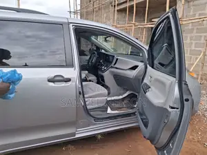 Toyota Sienna LE 7 Passenger Mobility (3.5L 6cyl 8A) 2017 Silver