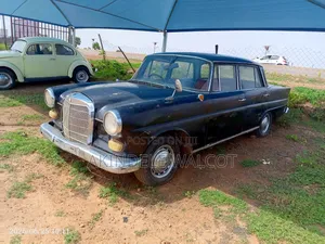 Mercedes-Benz 200E 1967 Black