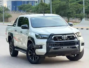 Toyota Hilux 2022 White