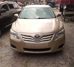 Toyota Camry LE 4dr Sedan (2.5L 4cyl 6A) 2011 Gold