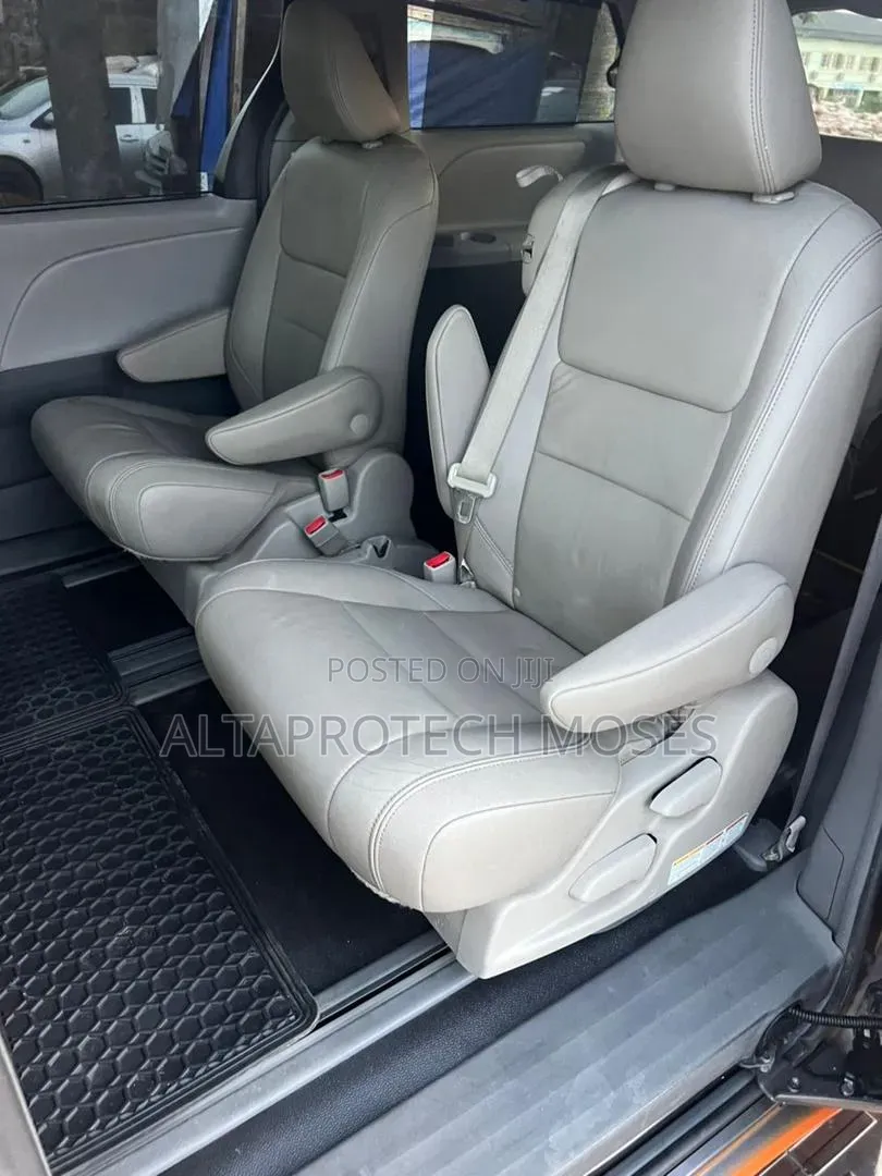 Toyota Sienna 2016 Maroon