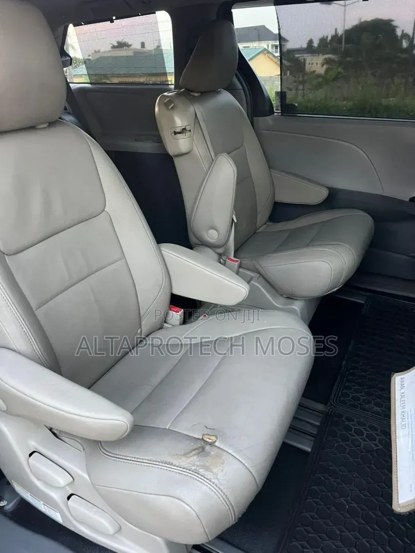 Toyota Sienna 2016 Maroon