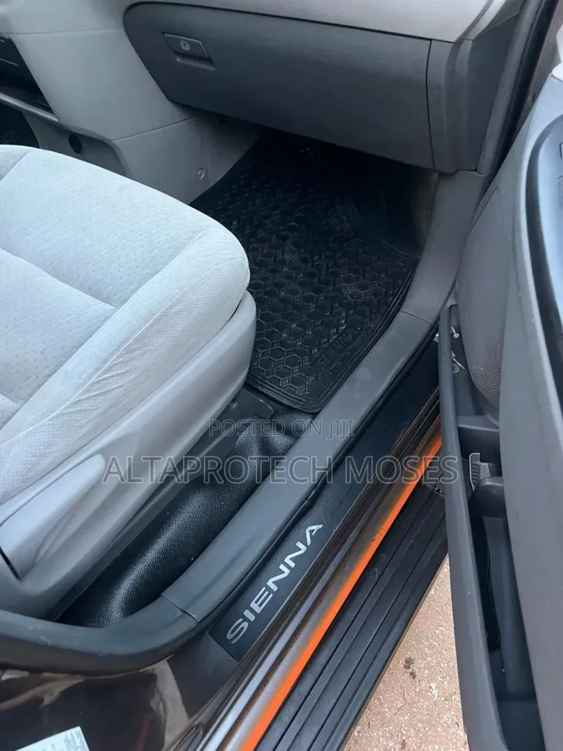 Toyota Sienna 2016 Maroon
