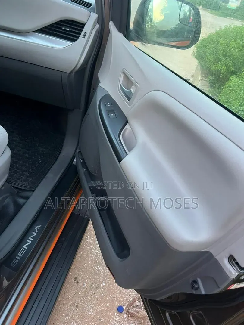 Toyota Sienna 2016 Maroon
