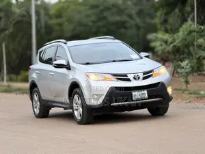 Toyota RAV4 XLE 4dr SUV AWD (2.5L 4cyl 6A) 2014 Silver