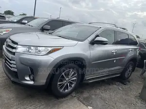 Toyota Highlander XLE 4x4 V6 (3.5L 6cyl 8A) 2018 Silver