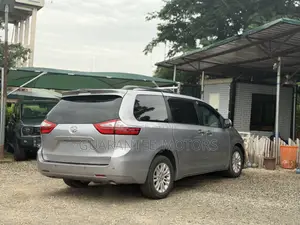 Toyota Sienna 2016 Silver