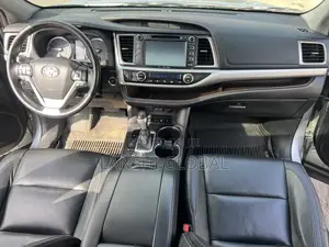 Toyota Highlander XLE 4x4 V6 (3.5L 6cyl 8A) 2017 Silver