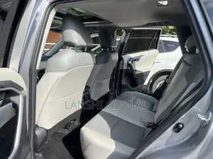 Toyota RAV4 XLE 2021 Silver