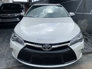 Toyota Camry SE w/Special Edition Pkg (2.5L 4cyl 6A) 2016 White