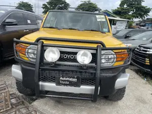 Toyota FJ Cruiser Base 4x4 2010 Yellow