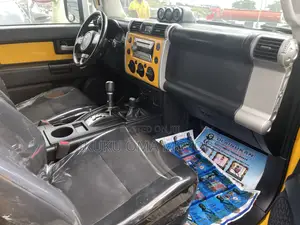 Toyota FJ Cruiser Base 4x4 2010 Yellow