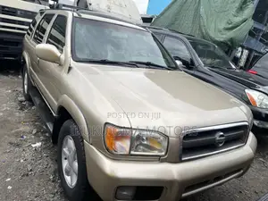 Nissan Pathfinder Automatic 2001 Gold
