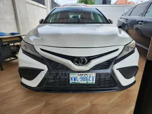 Toyota Camry XLE V6 FWD 2020 White