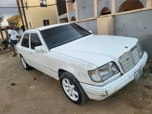 Mercedes-Benz 220E 1990 White