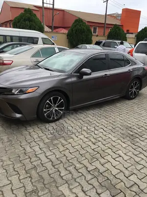 Toyota Camry SE FWD (2.5L 4cyl 8AM) 2018 Gray