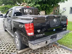 Nissan Titan Crew Cab LE 4WD 2005 Black