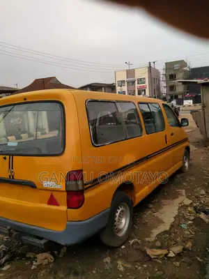 Toyota HiAce 2004 Yellow