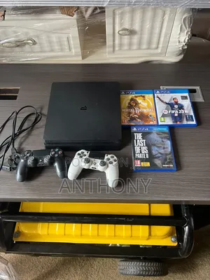 Ps4 With 2 Pad and 3 Games