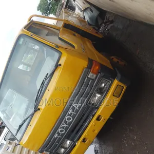 Toyota Dyna 200 Normal Hand With 2rz Petrol Six Tyres Truck