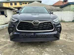 Toyota Highlander XLE 2021 Blue