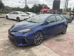Toyota Corolla SE (1.8L 4cyl 6M) 2018 Blue