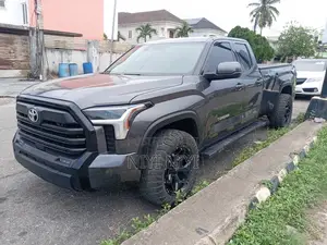 Toyota Tundra 2022 Black