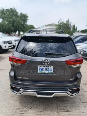Toyota Highlander LE 4x4 V6 (3.5L 6cyl 8A) 2018 Ivory