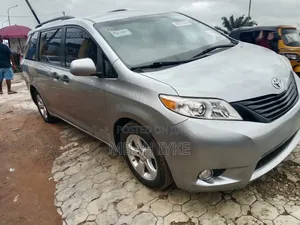 Toyota Sienna 2017 Blue