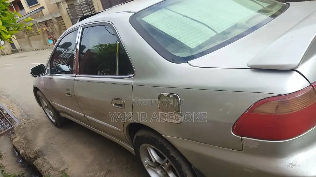 Honda Accord 2000 Silver