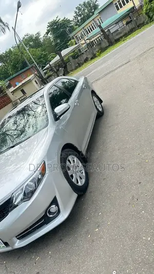 Toyota Camry XLE V6 4dr Sedan (3.5L 6cyl 6A) 2013 Silver