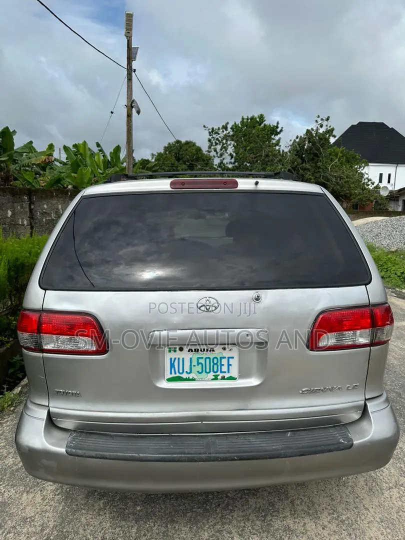 Toyota Sienna LE 2002 Silver