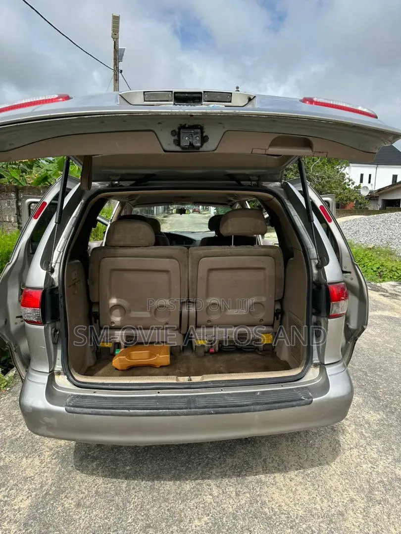 Toyota Sienna LE 2002 Silver