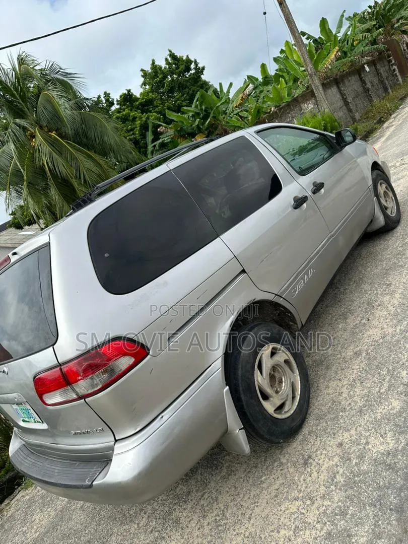 Toyota Sienna LE 2002 Silver