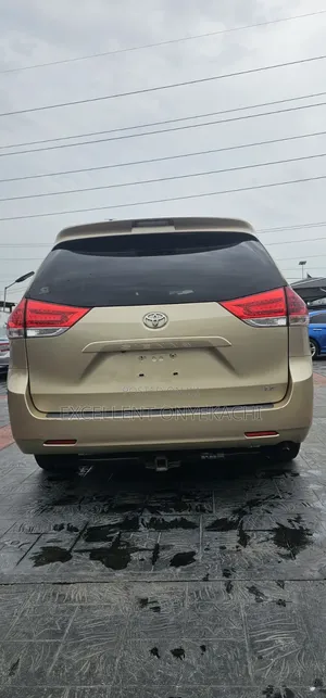 Toyota Sienna 2012 Gold